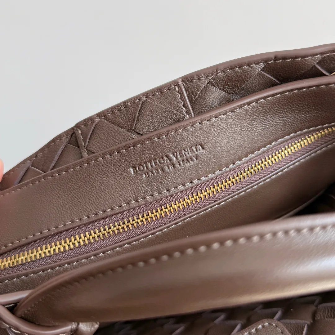 The new Andiamo batch of 3060 BV is shipped‼ ️The classic intercciato weaving process is used to create a soft bag, the metal knot is made of micro-cast aluminum using jewelry technology🪢, and the decorative beads are made of metal and hand-polished oak, allowing you to jump repeatedly between elegance and fun💃, making it unpredictable. Classic and versatile, it shows off your temperament, and the bag has a large capacity, making it very convenient for daily commuting! It has a variety of carrying methods, the shoulder straps can be adjusted by yourself, the original lambskin feels soft and delicate, and the unisex style breaks gender boundaries and brings a more practical and long-lasting use experience. The Andiamo, which has both elegant and casual styles, perfectly interprets the "fashionable old money style". Style number: 743568+wood hardware Color: candy brown Size: 25*22*10.5cm
